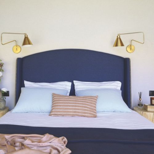 granatowe łóżko w sypialni