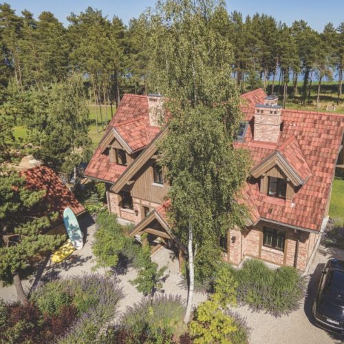 dom na mazurach który nawiązuje do lokalnej architektury