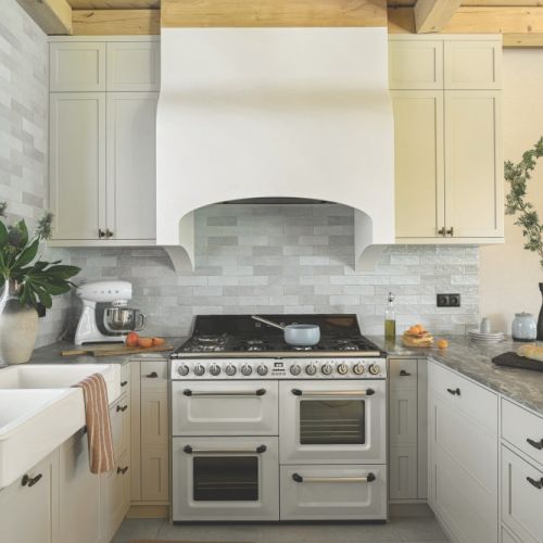 biała kuchnia z jasnym drewnem