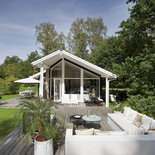 Dom zbudowany przez lokalną firmę był identyczny jak setki innych w okolicy.