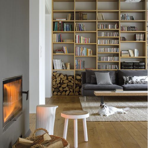 Biblioteka ciągnie się przez całą szerokość - jest w salonie i w gabinecie gospodarza