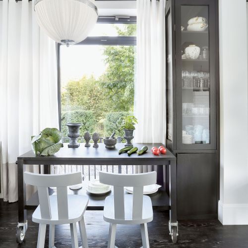 Kuchnia z ruchomym bufetem-barem-wyspą to pomysł Kasi. Mebel jeździ po całym domu.