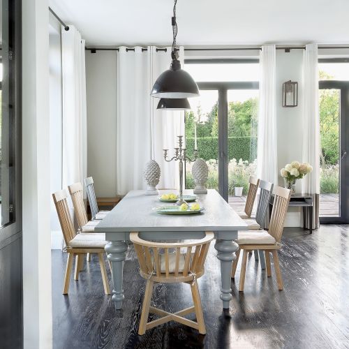 Okna mają lufciki na górze, bardzo wygodne. Za nimi ogród, a tam wiśnie, śliwa, orzech, trawy, hortensje, magnolie i