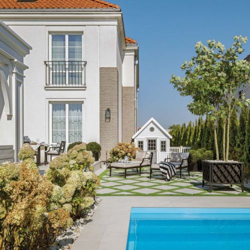 domek zabaw w ogrodzie