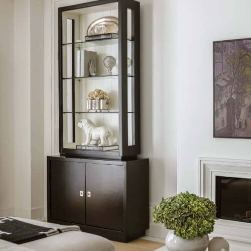 czarne witryny w salonie