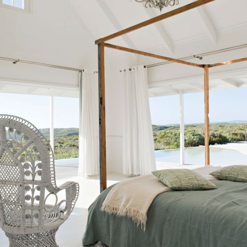 Sypialnia w krajobrazie. Gina i Rob zrezygnowali z tradycyjnych ścian po to, by mieć widok na busz i ocean.