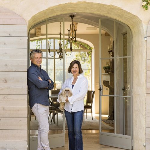 Kalifornijska architektura, europejskie antyki i naturalne materiały