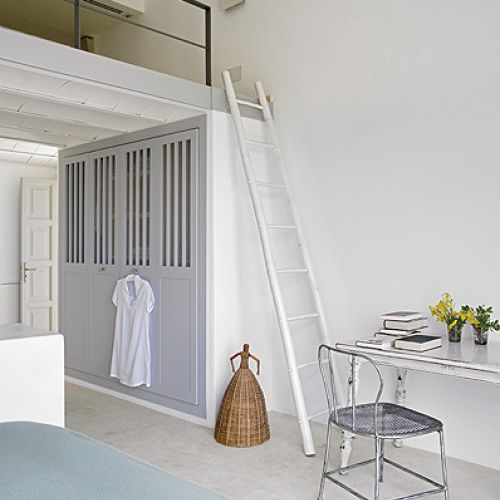 Dominuje biel i kilka odcieni błękitu oraz drewniane dodatki.