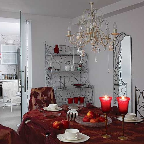 Dorota ma zawsze pod ręką kolorowy tiul. Może nim przykryć to, czego akurat nie chce pokazywać. W salonie zamaskowała