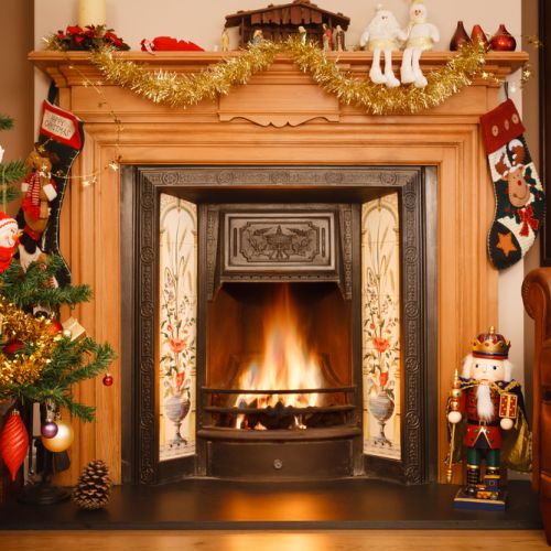 Dostojnie, pałacowo. Kominek w świątecznej oprawie
