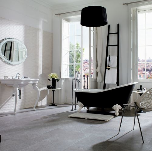 Drabina w roli wieszaka, wanna z serii Victorian może być w różnych kolorach (18 900 –