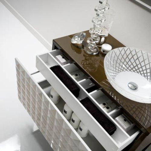 Dream – średnica 44 cm. Cena – 5480 zł. Szafka Diamante za 6145 zł. ONICA