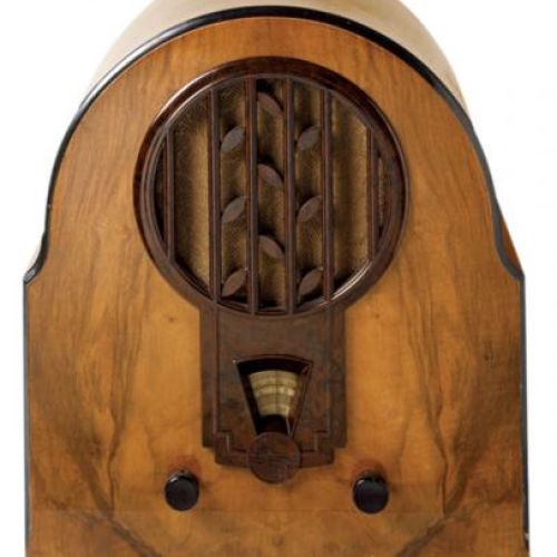 Drewniana, fornirowana skrzynka i głośnik ukryty pod ornamentem, fot. FLASH PRESS MEDIA