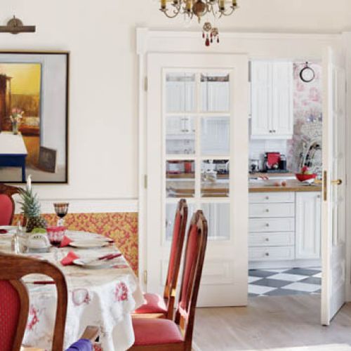 Drewniana podłoga z bielonego dębu i drzwi jak z wiekowej rezydencji to duma pana domu.