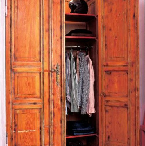 Drewniana szafa. W poznańskiej kamienicy