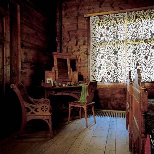 Drewniana toaletka i fotel. Siła Ornaku