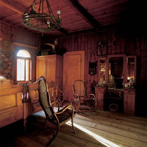 Drewniana toaletka i fotele. Siła Ornaku