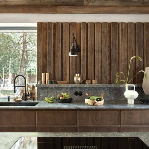 drewniane szafki kuchenne z szarym blatem