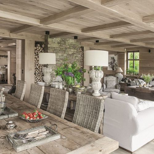 drewniane belki sufitowe i kamienna ściana w jadalni