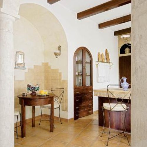 Drewniane krokwie pod sufitem. Rezydencja w mieszkaniu