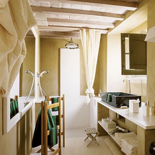 Drewniane meble komponują się z kamiennym blatem i nowoczesną umywalką.