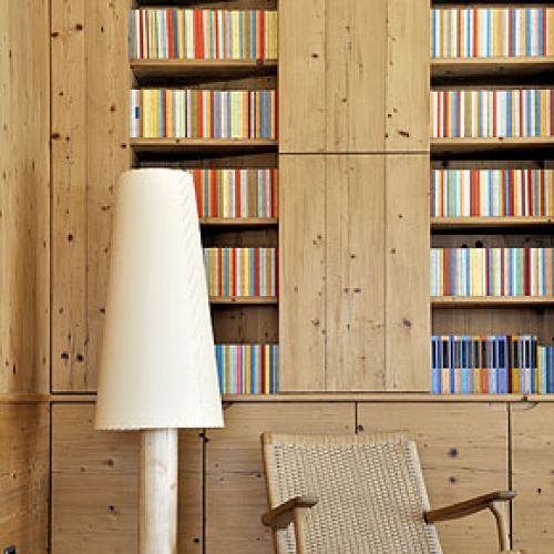 Drewniane meble, sztuka i dizjanerskie lampy.