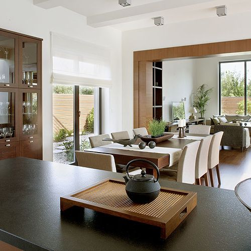 Drewniane ramy okien mają kolor gorzkiej czekolady - ten hebanowy odcień fabryka zrobiła na zamówienie.