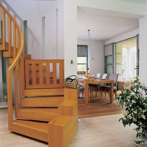 Drewniane schody prowadzą na piętro.