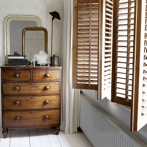 Drewniane żaluzjowe okiennice. Dom jak podróżny kufer