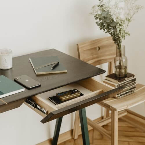 biurko drewniane z szufladami