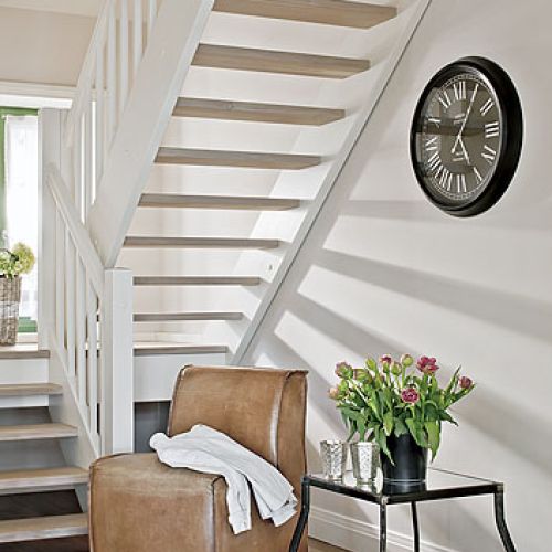 Drewniany dom nad jeziorem. Dwieście kilometrów od krzykliwego miasta, kilka kroków od plaży.