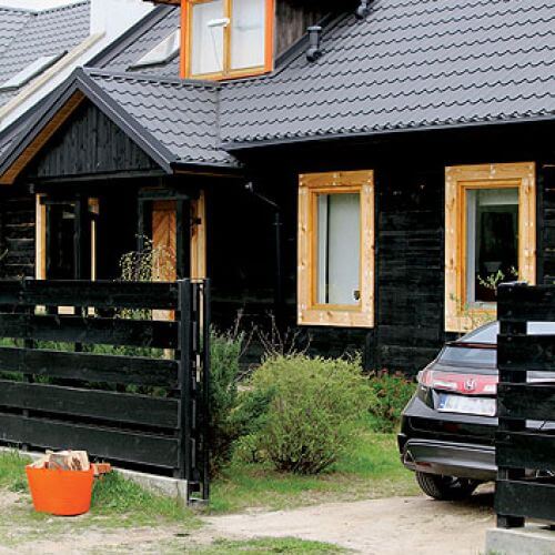 Drewniany dom został przywieziony przez poprzedniego właściciela z Doliny Rospudy.