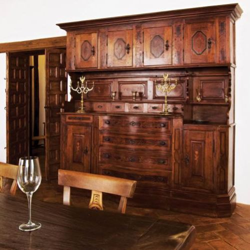 Drewniany kredens dekorują świeczniki z okresu Księstwa Warszawskiego.