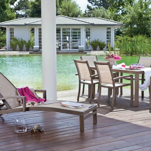 Drewniany leżak Manati Siam kosztuje 5199 zł. Do kompletu rozkładany stół (999 zł) i krzesła (1049 zł/szt.). KLUSEX