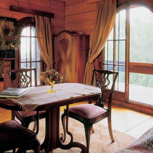 Drewniany stół i krzesła. Wieża Tadeusza Kantora