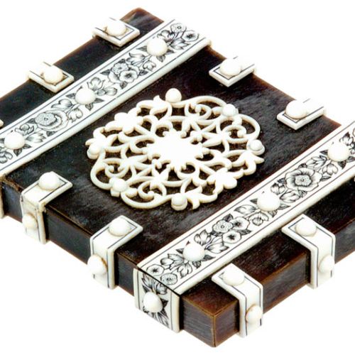 Drewniany wizytownik z Indii, zdobionego kością słoniową, 1870-1890 r., z kolekcji Włodzimierza Hermana, fot. G.