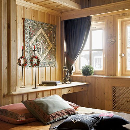 Drewno z dodatkami ludowymi. Trochę ludowa górska chata