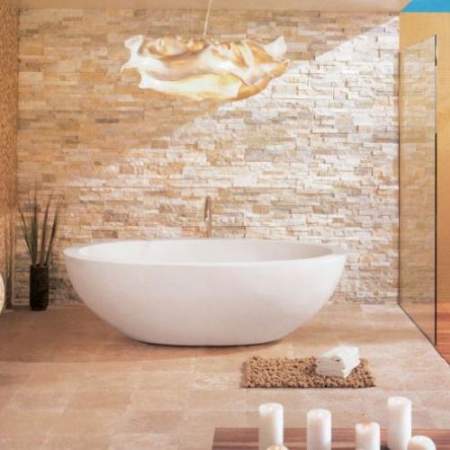 Drobna mozaika po lewej to kolekcja Goldenstone - 76 zł/m2, na podłodze trawertyn Alpaca - 291 zł/m2. ANICAR - GALERIE VENIS