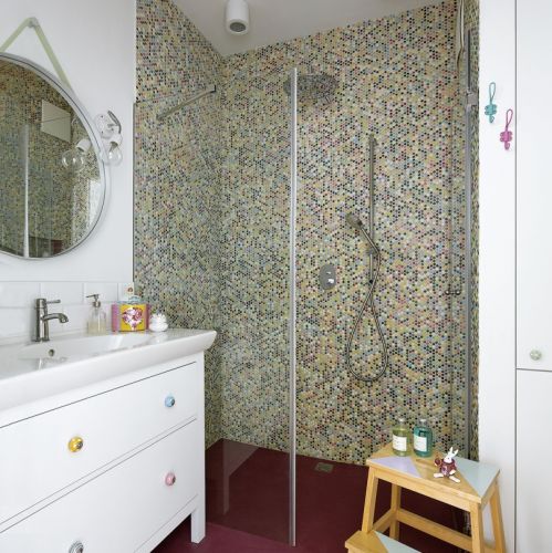 mozaika na ścianie w łazience