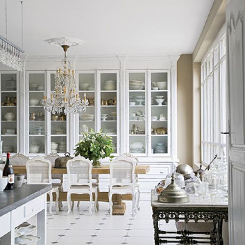 Drzwi do kredensu zrobione z francuskich okien. Oryginalne są także szyby. Wyspa stała kiedyś w kuchni klasztornej.