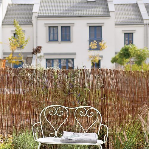 Drzwi do łazienek mają bulaje, a koło schodów wisi drewniany rekin wycięty z drewna starego kutra rybackiego.