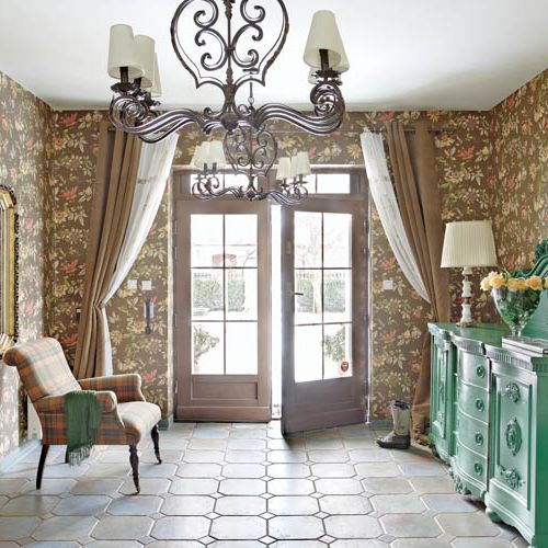 Drzwi na oścież, a tuż za nimi wielki hol.