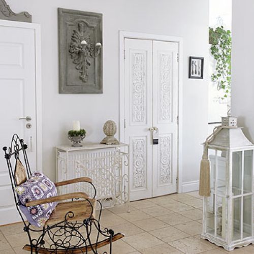 Drzwi zdobione w hinduskim stylu pomalowano tak, żeby pasowały do francuskiego wnętrza.