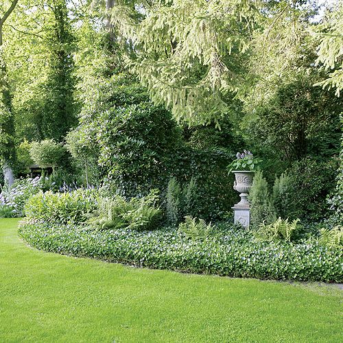 Duma gospodarzy: ogromna polana porośnięta angielskim trawnikiem