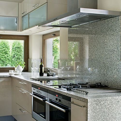 Duża i wygodna kuchnia była niezbędna, ponieważ gospodarze spędzają w niej wiele czasu. Tomasz jest