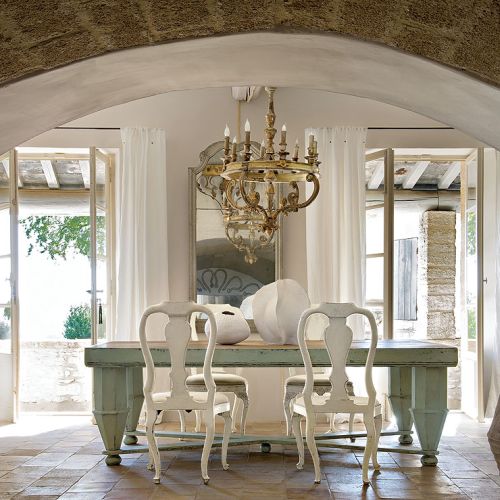 Duża, przestronna jadalnia z wyjściem na taras.