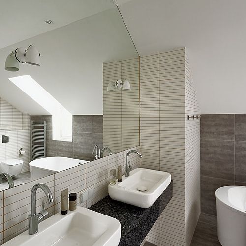 Duże, matowe płytki imitujące beton. Utzrymana w zimnej tomacji - biel, szarość i czerń.