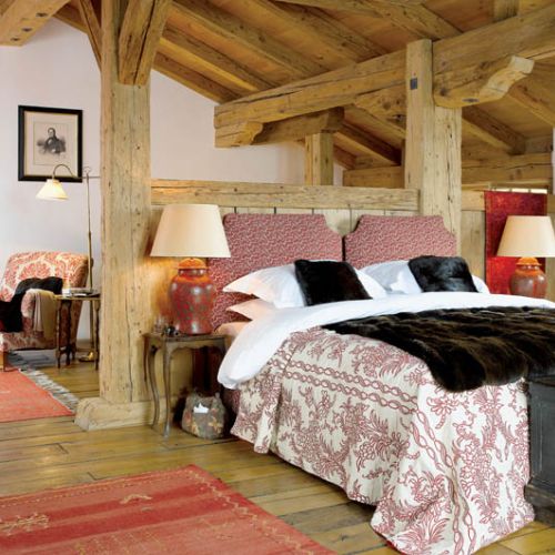 Dużo lamp, kominków, latarenek nastrojowo oświetlających pokoje.