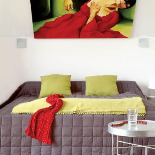 Duży obraz wisi nad łóżkiem. Urządzony z pomocą... aniołów