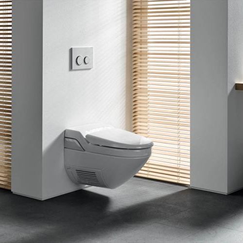 Dwa w jednym - wc z bidetem (3330 zł netto). Do tego elegancki przycisk do spuszczania wody (180 zł netto). GEBERIT